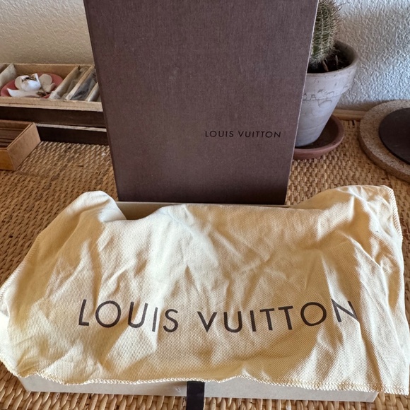 Louie Vuitton make-up bag - Picture 2 of 4